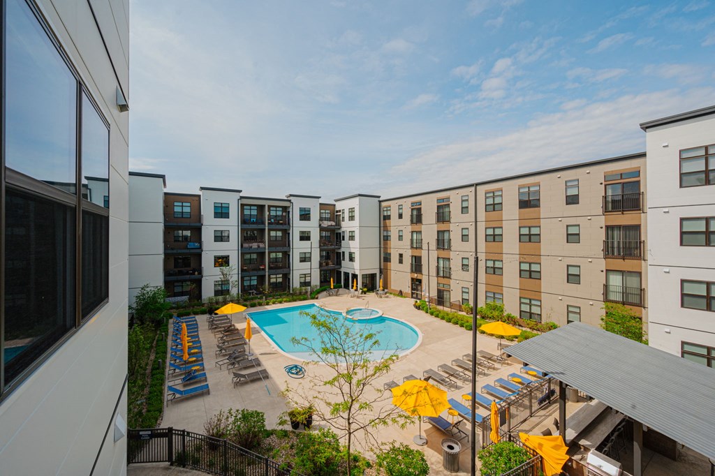 Courtyard at The Pointe at Polaris Apartments