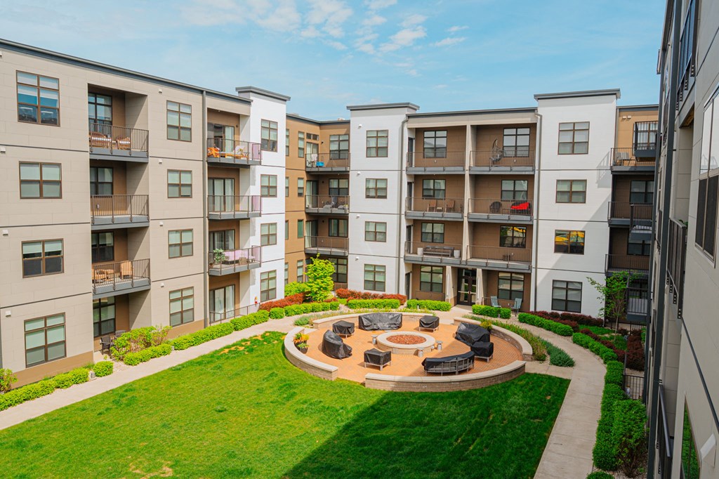 Courtyard at The Pointe at Polaris Apartments