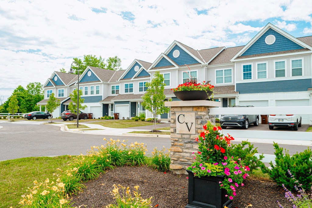 a street sign in front of a row of houses