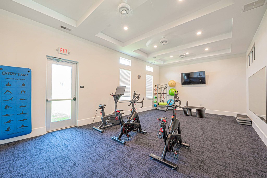 the gym at the landing at pullman apartments in pullman