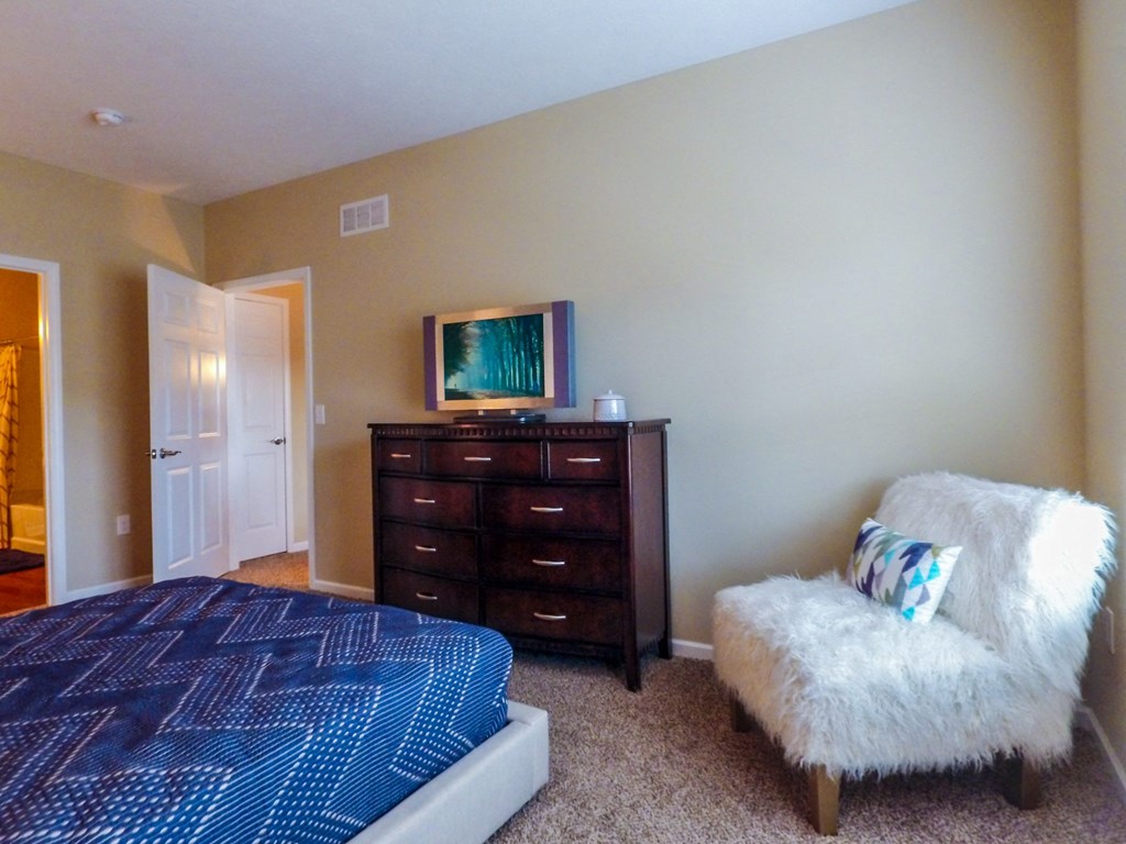 a bedroom at the acadia park apartments in houma, la