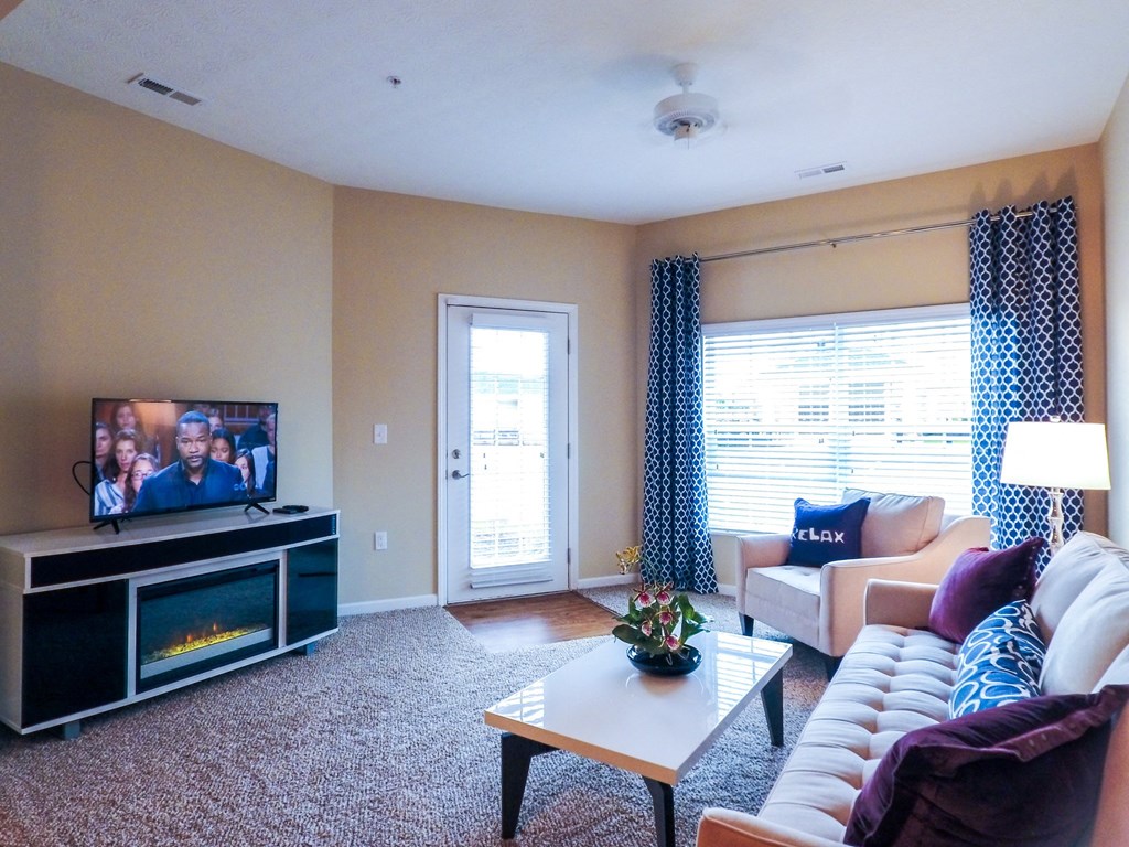 living room at the shiloh green apartments in kennesaw, ga