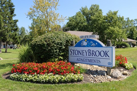 stoneybrook apartments sign