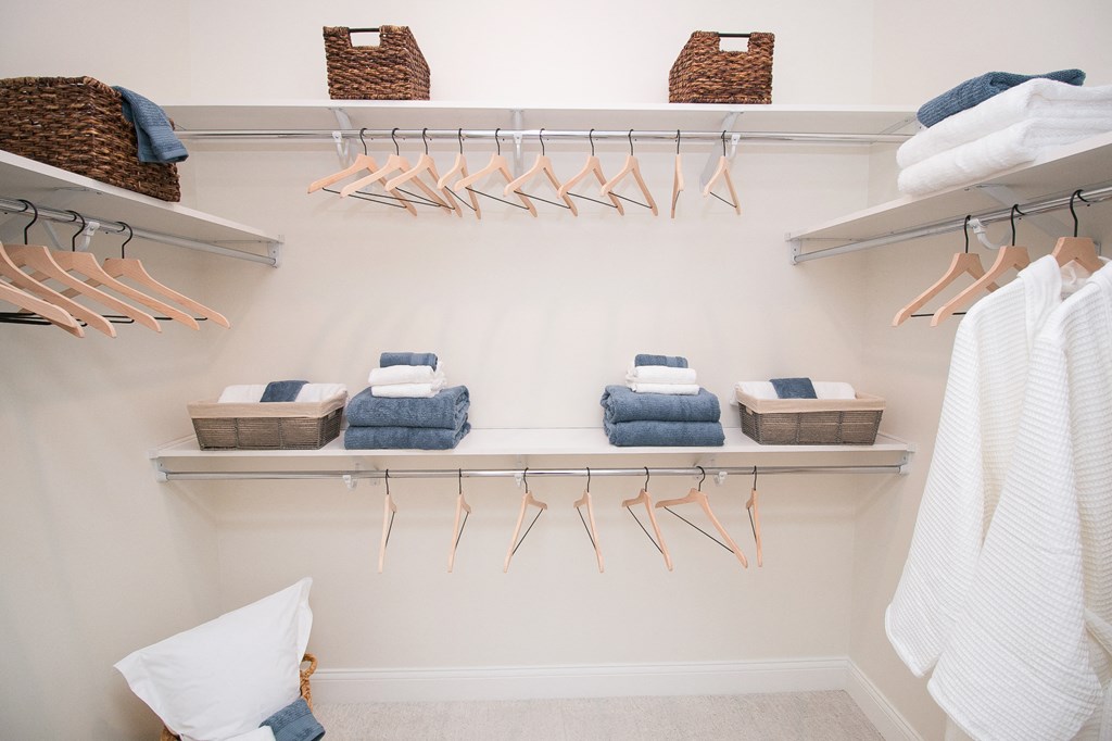 Luxe 23 walk-in Closet