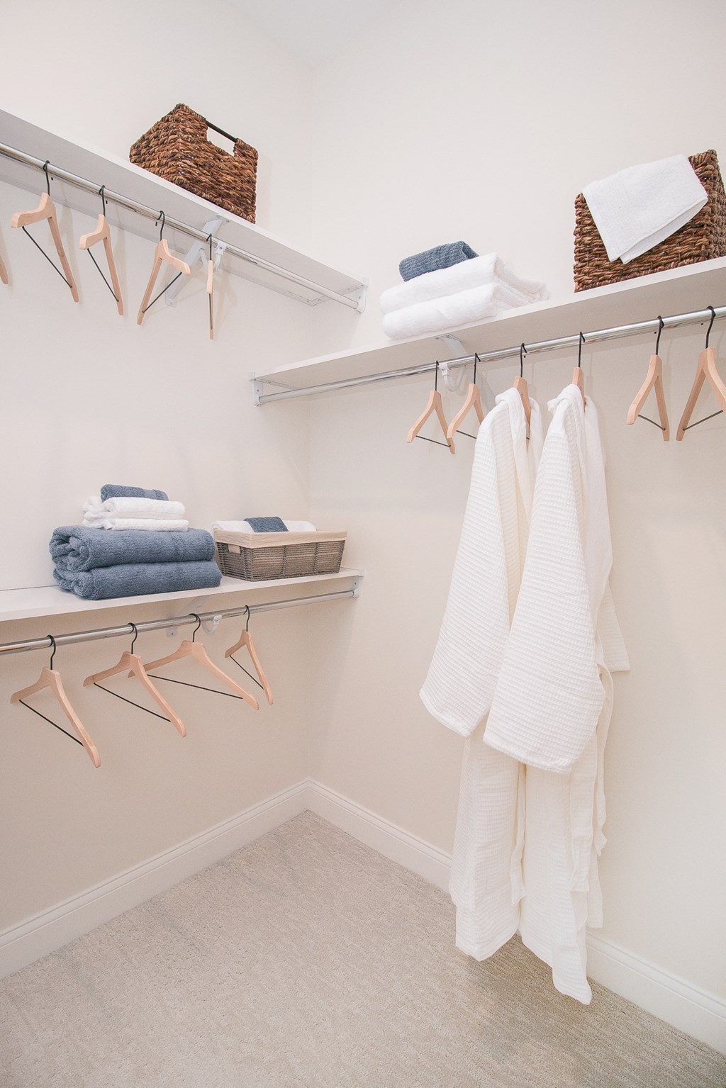 Luxe 23 walk-in Closet