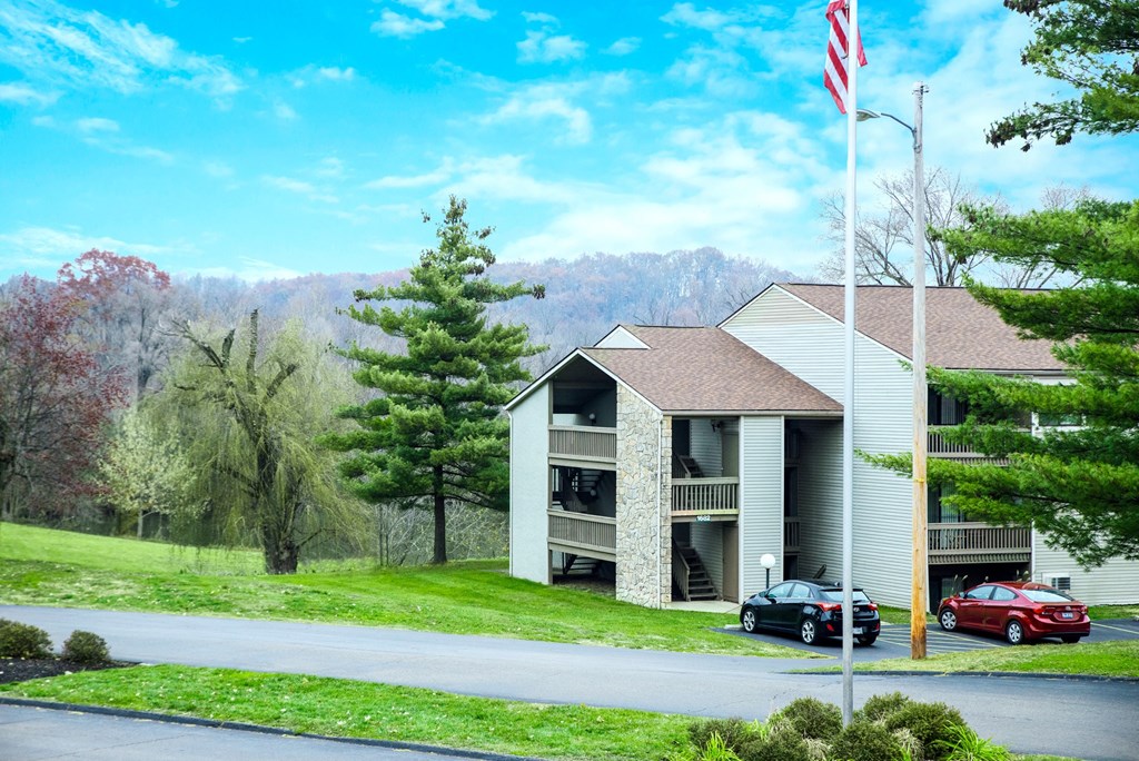 Crystal Lake Apartments in Newark, OH