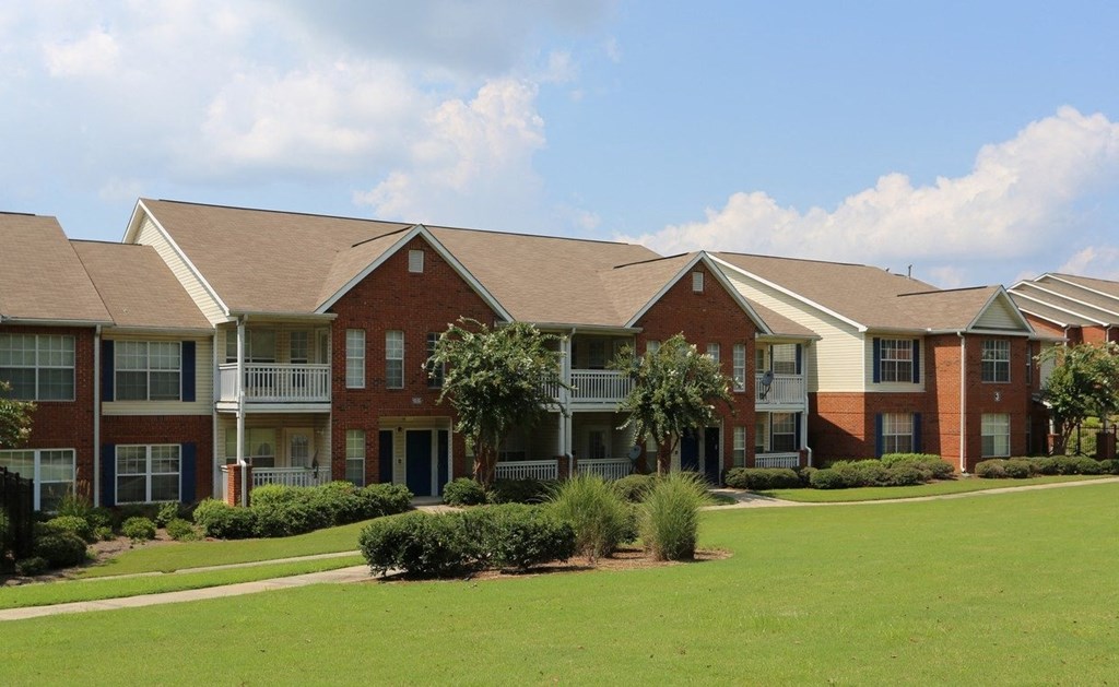 Well manicured lawns at Ashley Cascade in Atlanta, Georgia