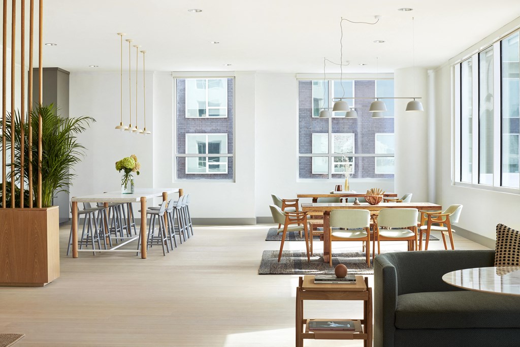 Downtown New Orleans Luxury High-rise Apartment