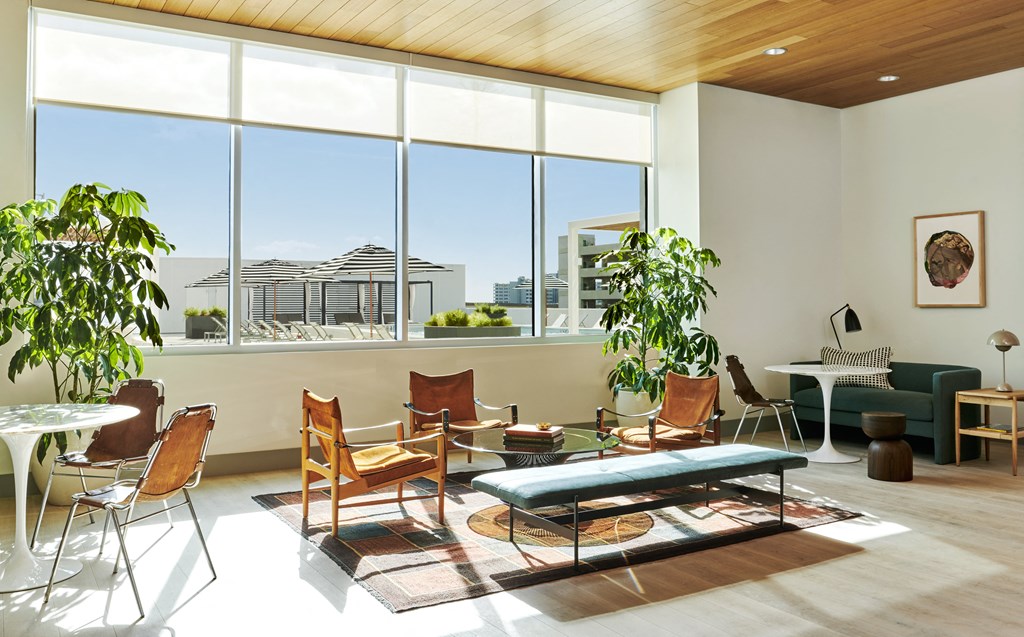 Downtown New Orleans Luxury High-rise Apartment