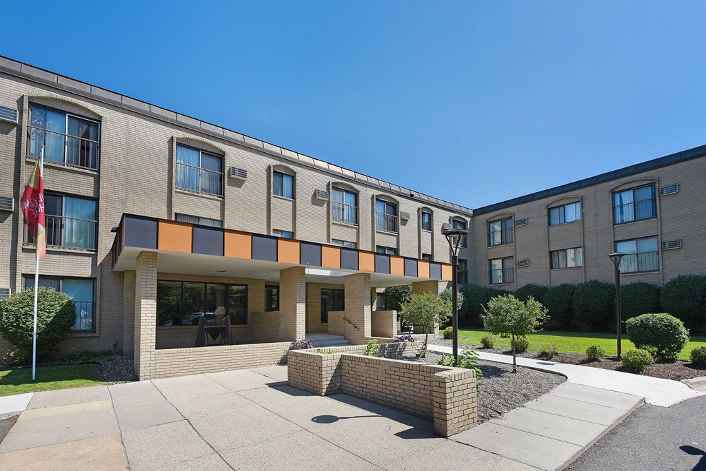 The Edge of Uptown Apartments in St. Louis Park, MN | courtyard
