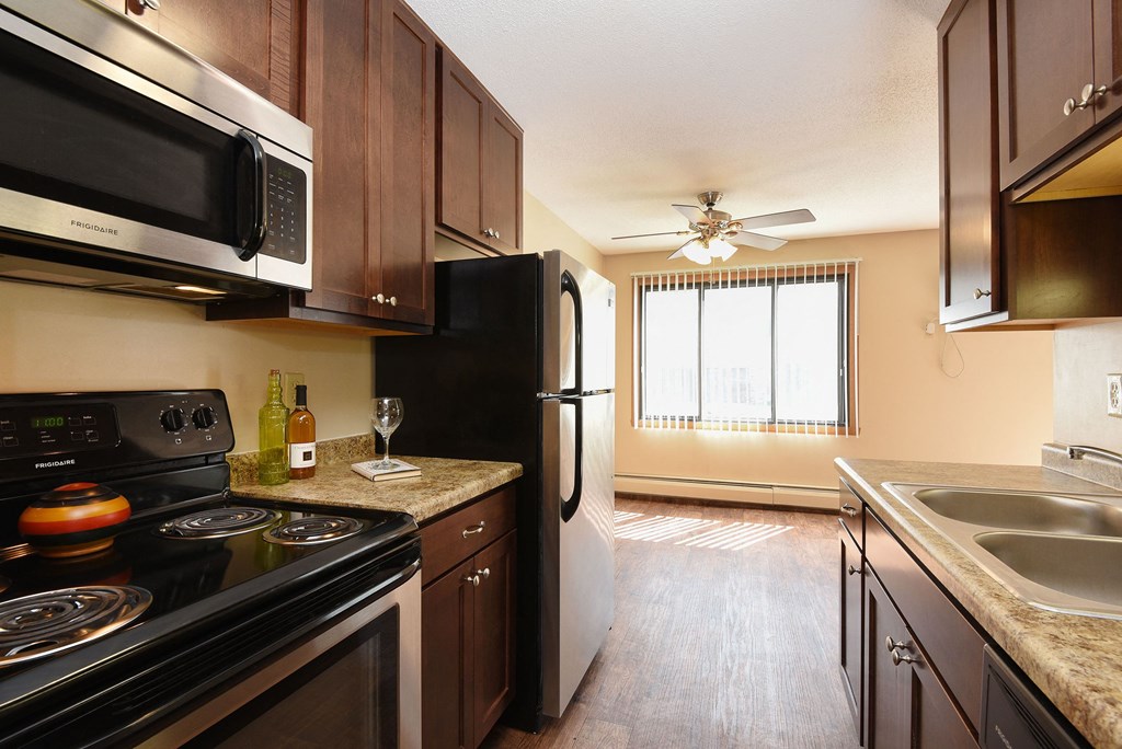 The Edge of Uptown Apartments | Kitchen & Dining Room