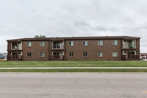 Grand Forks, ND Barrette Arms Apartments. a large brick apartment building with balconies