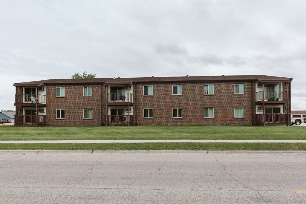 Grand Forks, ND Barrette Arms Apartments | Exterior Grand Forks, ND Barrette Arms Apartments. a large brick apartment building with balconies