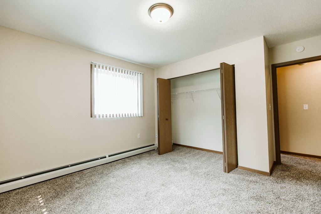 Grand Forks, ND Grandview II Apartments. A bedroom with a window and closet.