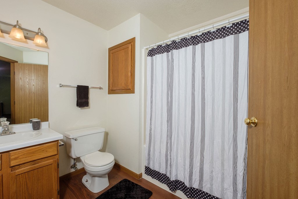Cambridge Apartments | 2 Bedroom | Bathroom