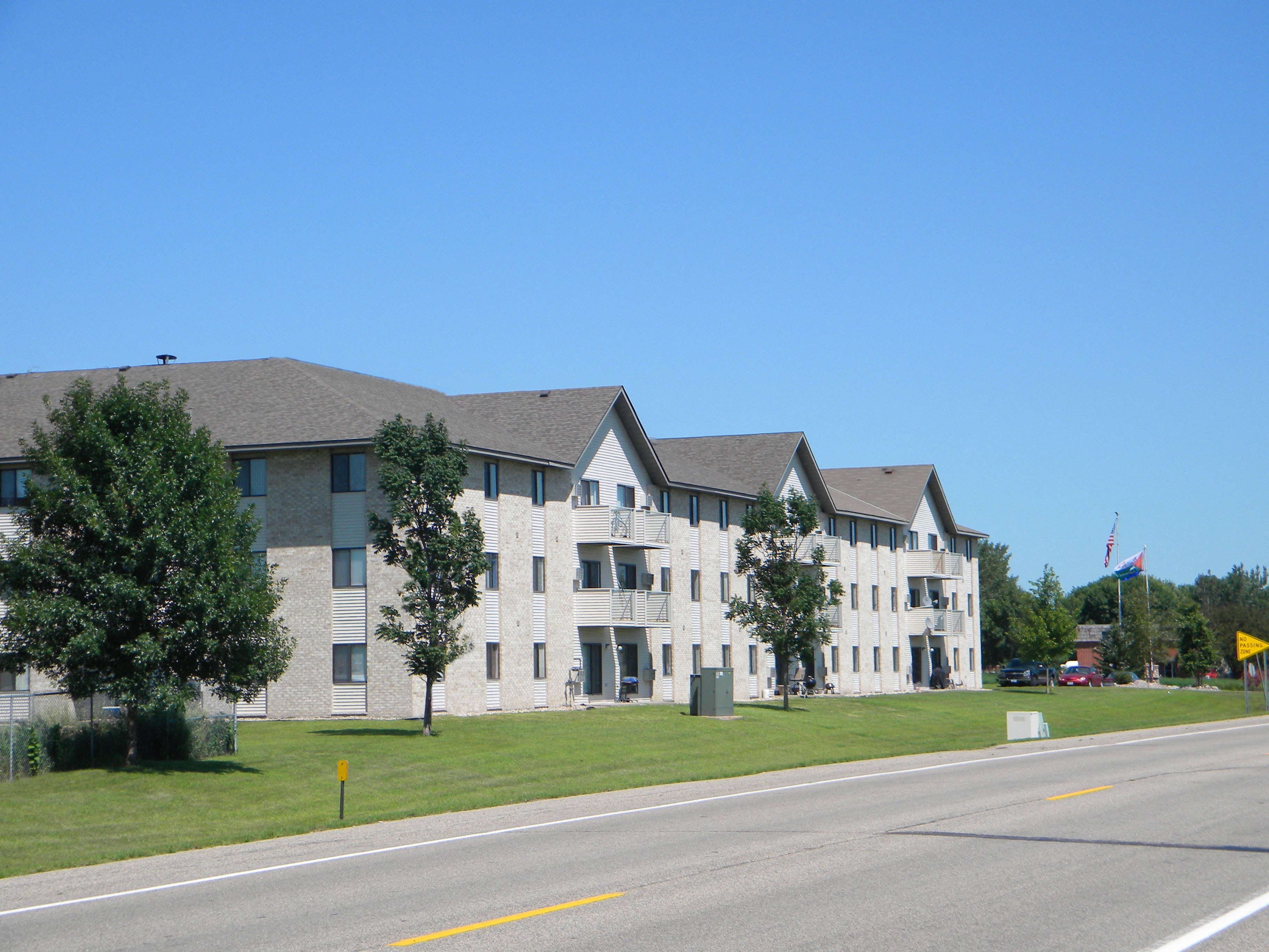 Hutchinson, MN Deer Park Apartments | Exterior