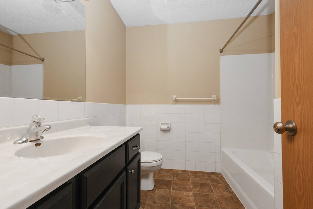 Anoka, MN Dellwood Estates Apartments. A bathroom with a toilet sink and bathtub