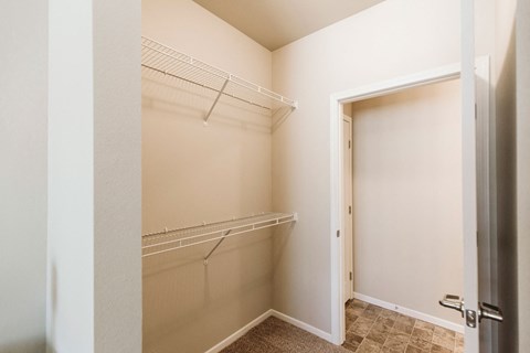 Diamond Bend Apartments | Closet