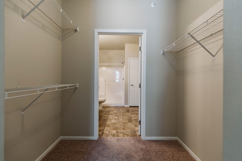 Diamond Bend Apartments | Closet