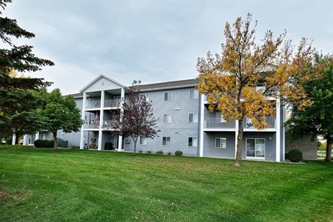 An exterior of a three level apartment. Fargo, ND Flagstone Apartments.
