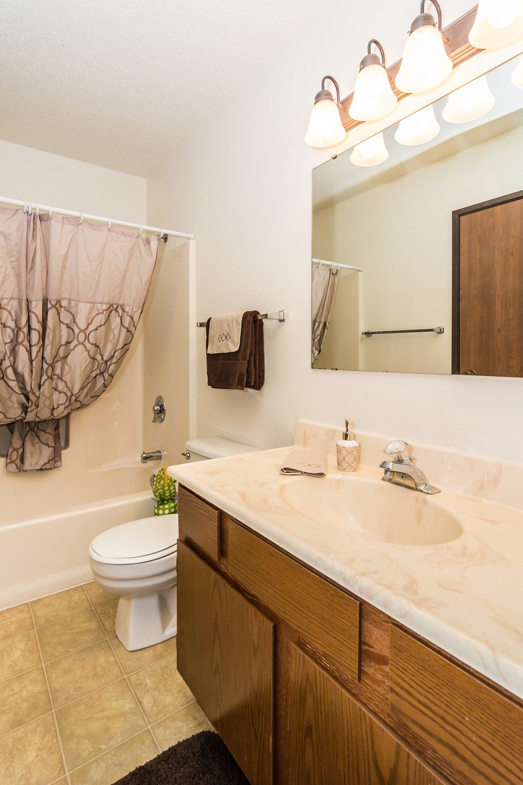 Grand Forks, ND Grandview I Apartments. A bathroom with a bathtub, sink, and toilet