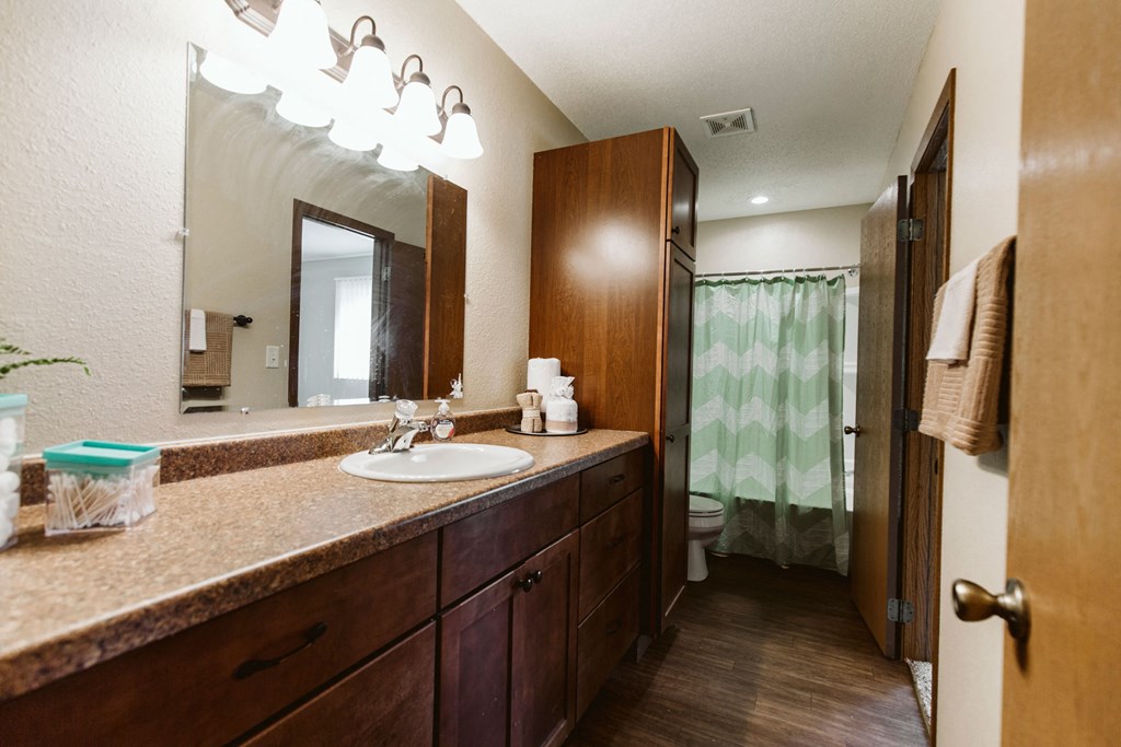 Grand Forks, ND Grandview II Apartments. A bathroom with a sink, toilet, and bathtub.