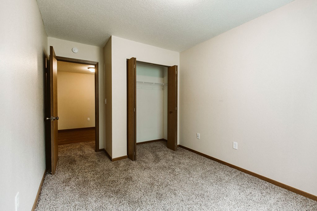 Grand Forks, ND Grandview II Apartments | Bedroom Grand Forks, ND Grandview II Apartments. A bedroom with a closet.