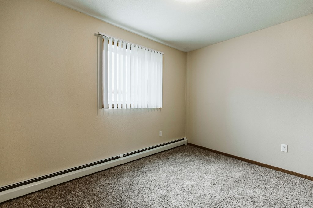 Grand Forks, ND Grandview II Apartments. A bedroom with a window.