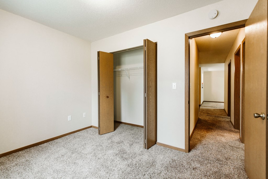 Grand Forks, ND Grandview II Apartments. A bedroom with a closest.