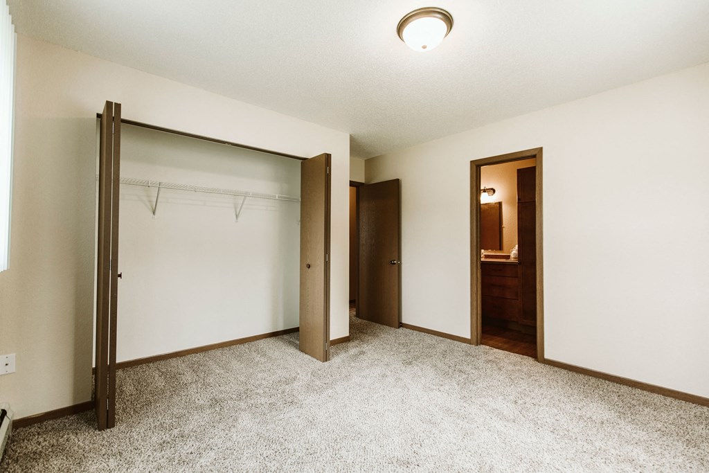 Grand Forks, ND Grandview II Apartments. A bedroom with a closet and bathroom.
