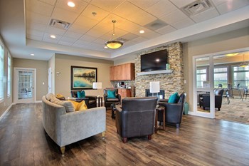 Lake Crest Apartments | Clubhouse Lake Crest Apartments | Clubhouse - Photo Gallery 4