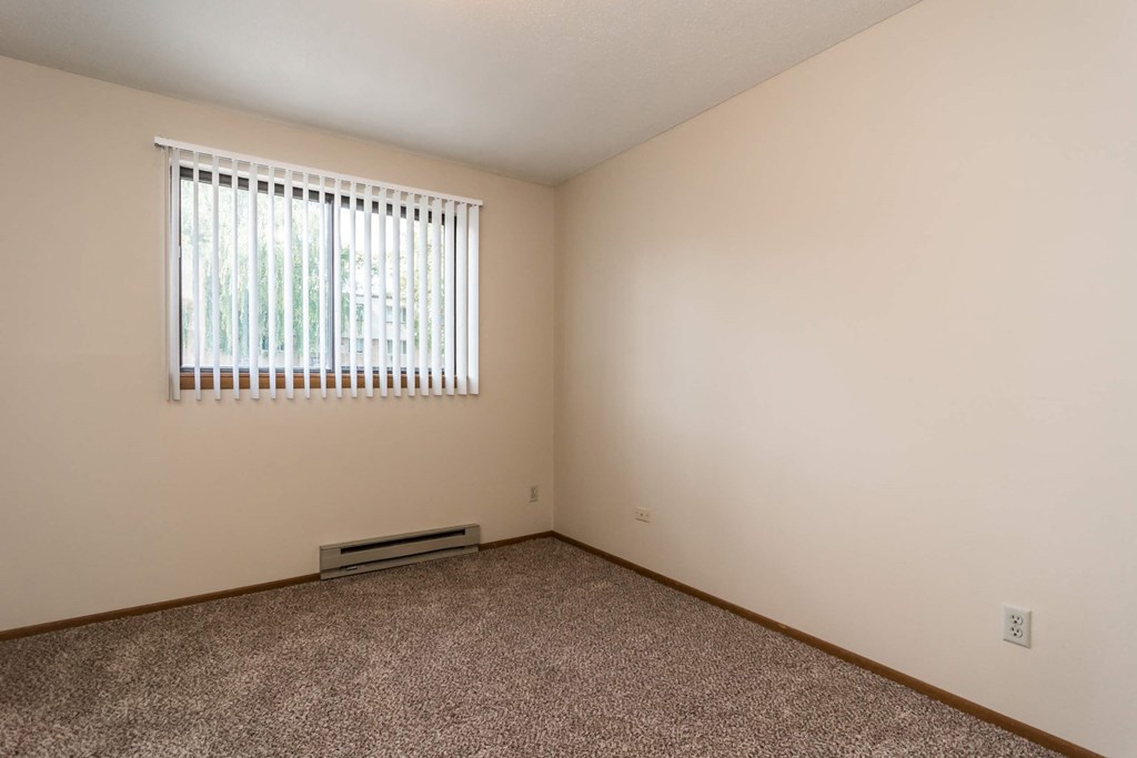 Grand Forks, ND Library Lane Apartmentsa bedroom with a window and carpet