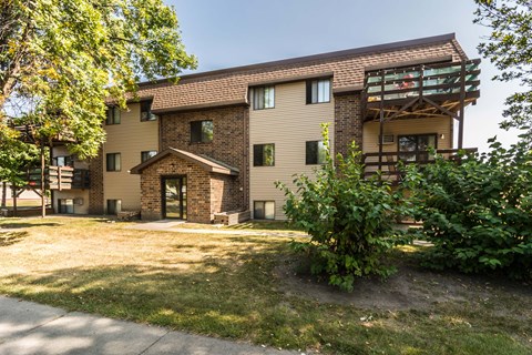 Grand Forks, ND Madison Apartments. The exterior of a three story apartment building