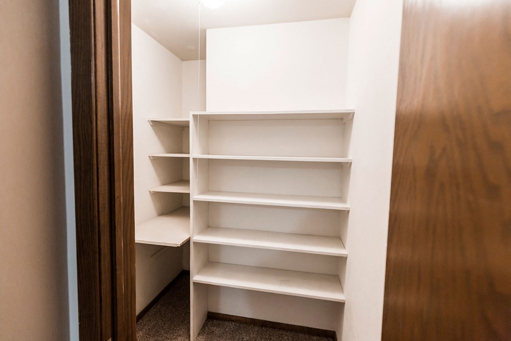 Grand Forks, ND Mayfair Apartments a walk in closet
