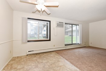 Montreal Courts Apartments | Dining Room Montreal Courts Apartments | Dining Room - Photo Gallery 3