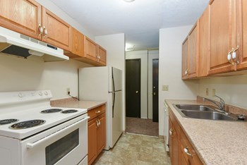Montreal Courts Apartments | Kitchen Montreal Courts Apartments | Kitchen - Photo Gallery 2
