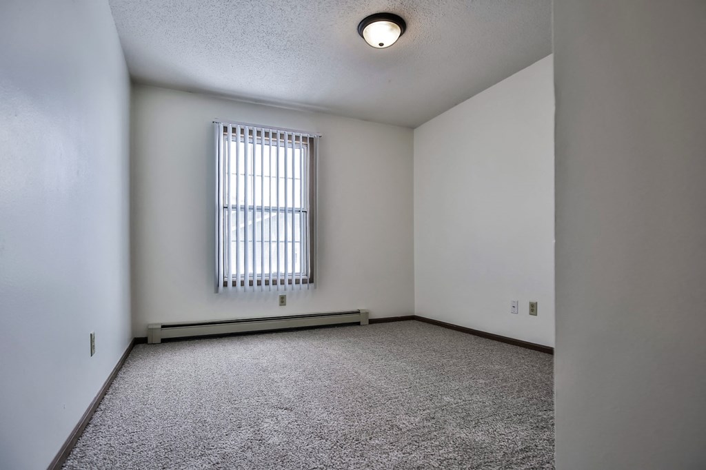 Grand Forks Primrose Apartments. small empty room with a large window