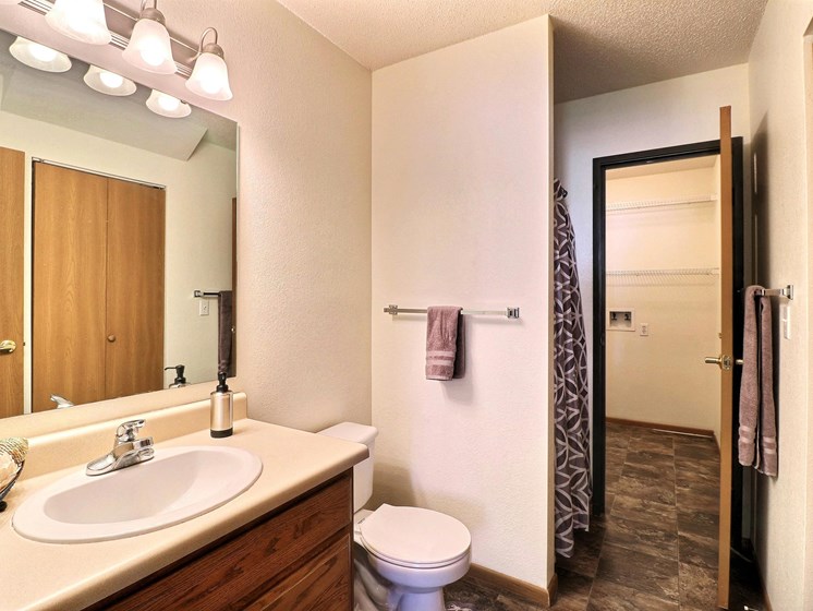 Foxboro Court Townhomes | Bathroom