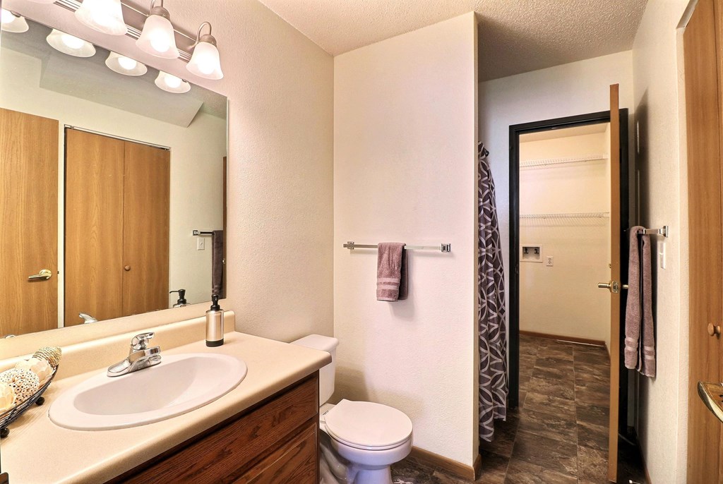 Foxboro Court Townhomes | Bathroom