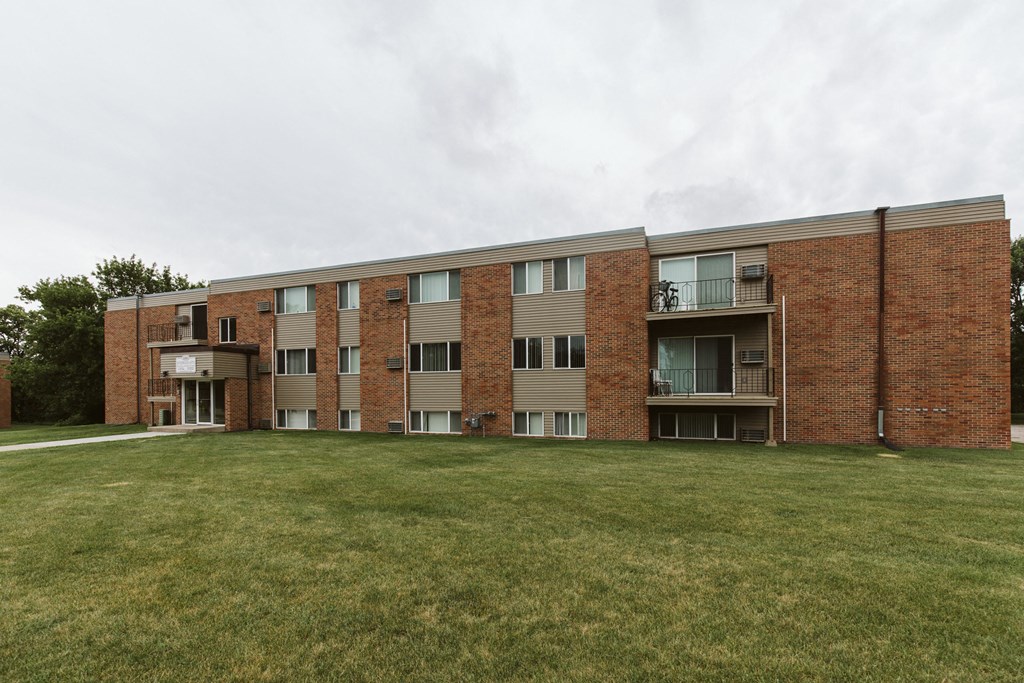 Grand Forks, ND Riverwood Apartments. A brick apartment building with a large grass yard