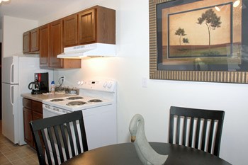 Robinwood Apartments | Dining | Kitchen - Photo Gallery 7