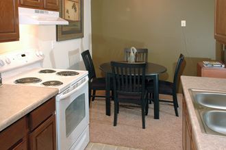 Robinwood Apartments | Kitchen | Dining - Photo Gallery 5