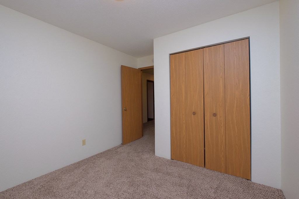 a bedroom with a closet. Fargo, ND South Pointe Apartments