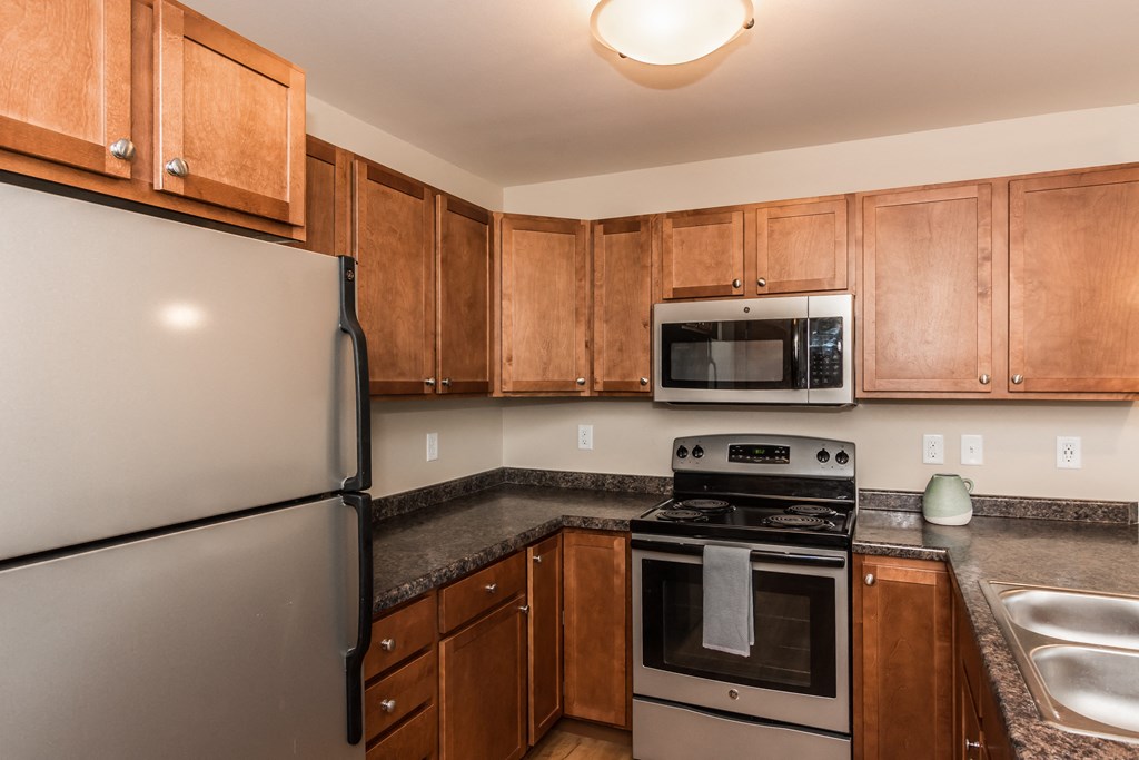 Grand Forks Sterling Pointe Apartments. A kitchen with stainless steel appliances