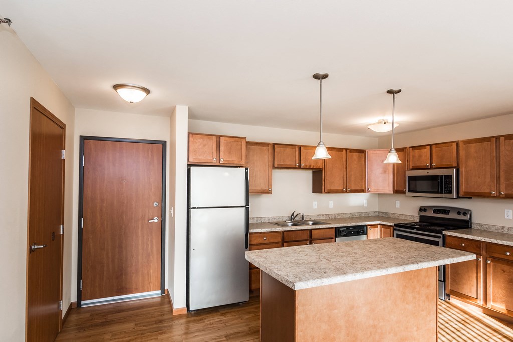 Grand Forks Sterling Pointe Apartments. A kitchen with stainless steel appliances