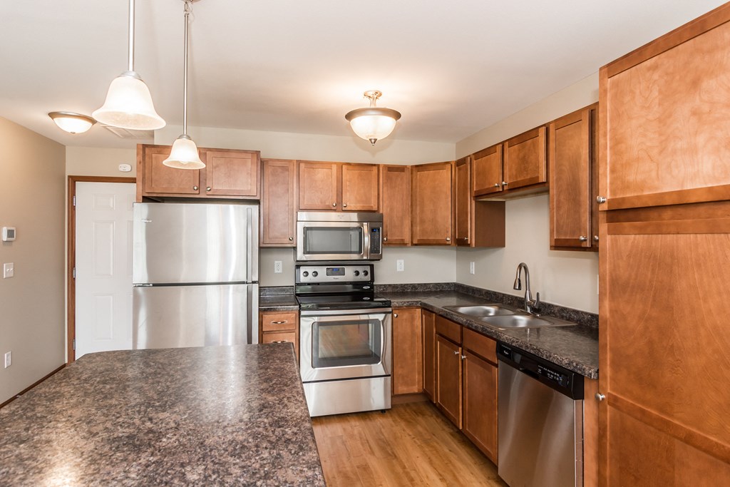 Grand Forks Sterling Pointe Apartments. A kitchen with stainless steel appliances