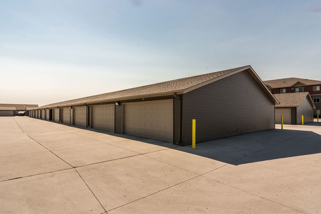 Sterling Pointe Apartments | Garages