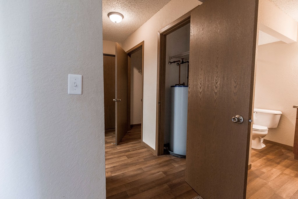 Grand Forks, ND Sunview apartments. a hallway with doors to bedrooms, a bathroom, and a closet