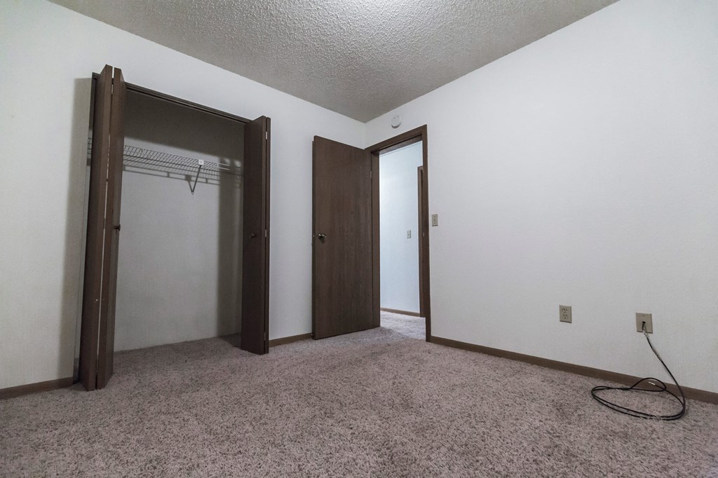 Grand Forks, ND Sunview apartments. a bedroom with a closet and an open door
