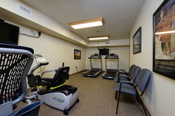 a fitness room with chairs. Fargo, ND Crossroads Apartments